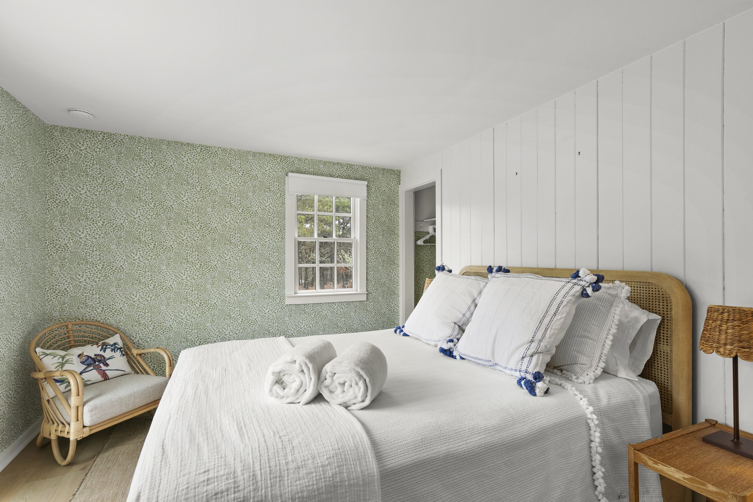 Queen size bed in primary with towels and closet