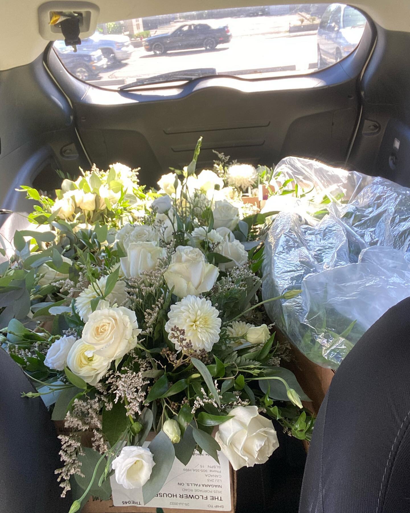 Loaded up for C &amp; J&rsquo;s wedding today @kehoeandkin! Thanks @the_flower_house for saving the day!!! 

#lastingevents #niagaraweddingplanner #niagaraweddings #2022weddingseason #julywedding #summerweddings #rusticwedding #vendorlove