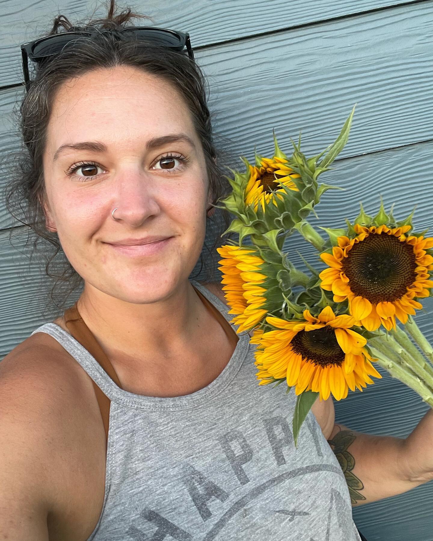 We have tons of sunflowers ready for @franklincountyfarmersmarket this Saturday! Small dahlia arrangements, the first batch of Fleur fetti, and restocked Rookery Flower T-shirts will be available too! Want to reserve and just pick up? Shoot us a mess