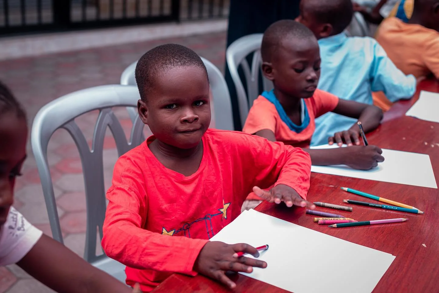 &Agrave; travers les yeux d'un enfant 💙👦🏽👧🏽, chaque dessin est une fen&ecirc;tre sur un monde de possibilit&eacute;s et d'aspirations. ✍🏽🎨✨ Chez @banazolafoundation nous ch&eacute;rissons ces moments o&ugrave; l'imagination s'envole sur papier