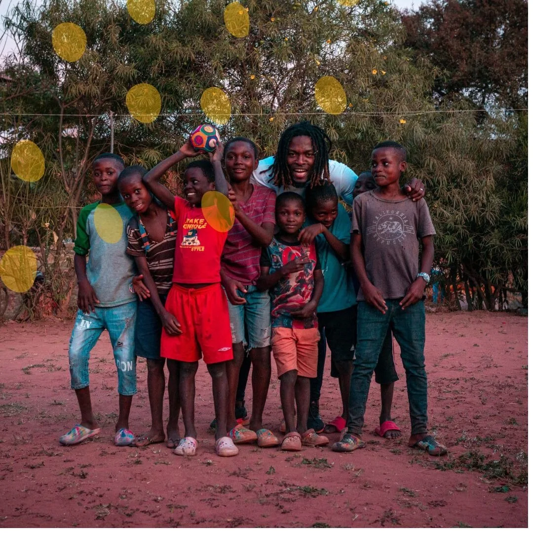 Sourires d'avenir, liens de fraternit&eacute;, cet instant capte l'essence de l'enfance et l'esprit communautaire qui anime la Banazola Foundation. Ensemble, nourrissons l'espoir et le potentiel de ces jeunes c&oelig;urs en RDC.

#ChildrensSmiles #Co