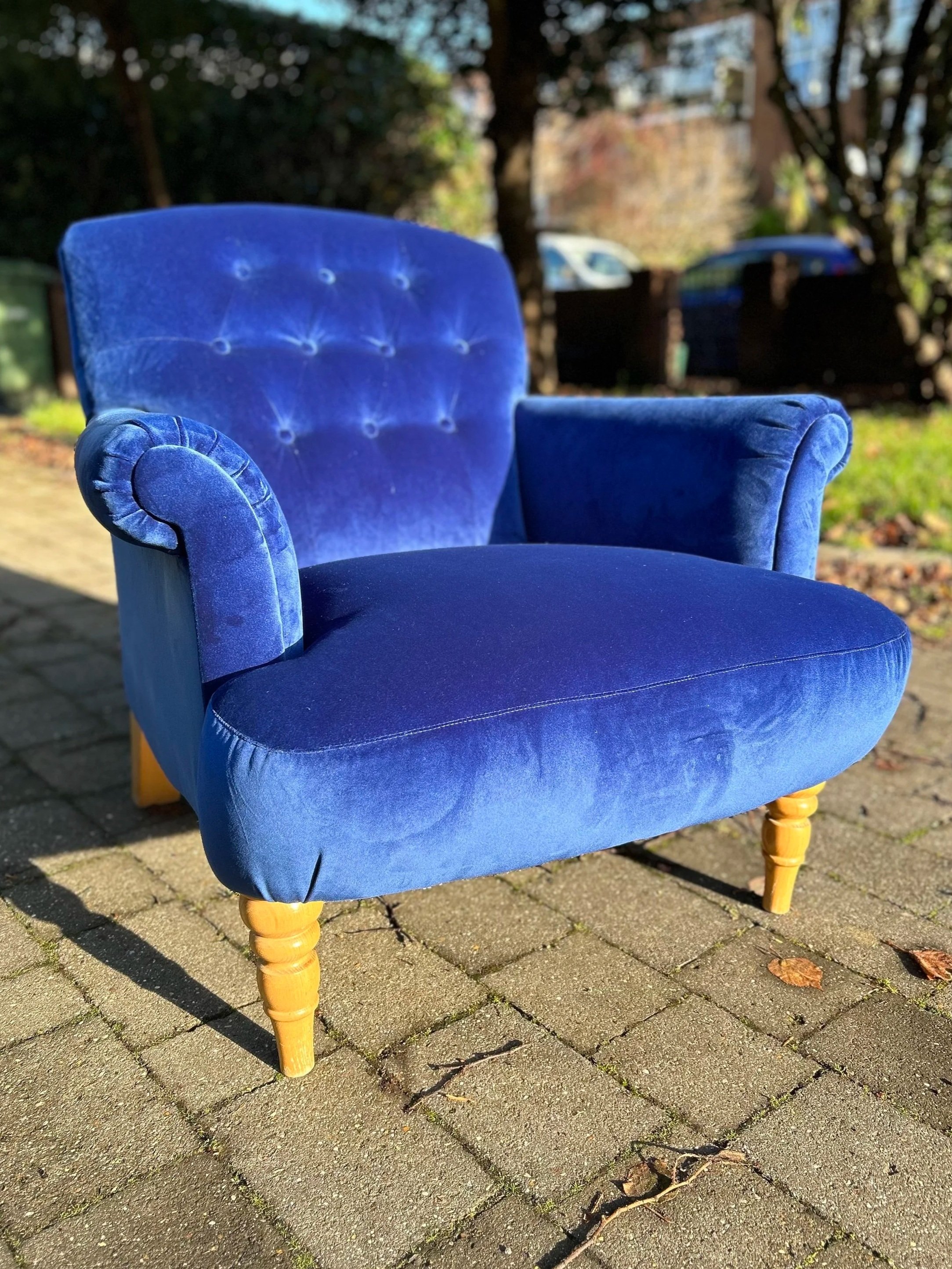 Cobalt blue velvet buttoned armchair