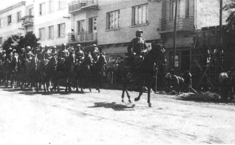 The Hungarian army enters Munkacs, November, 1938 (Courtesy: Tuvia Klein and Yad Vashem)