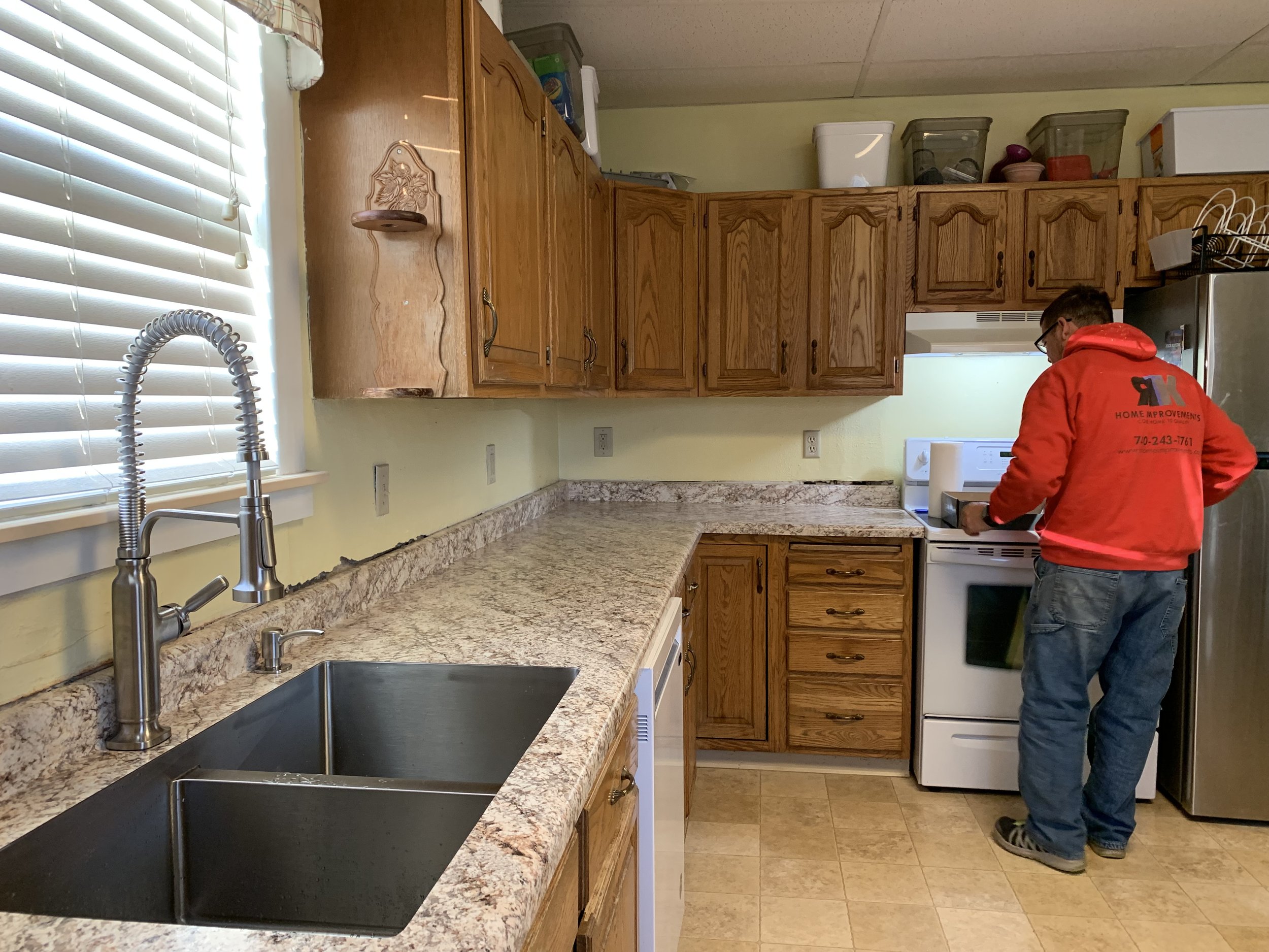 Backsplash Before 3.jpg
