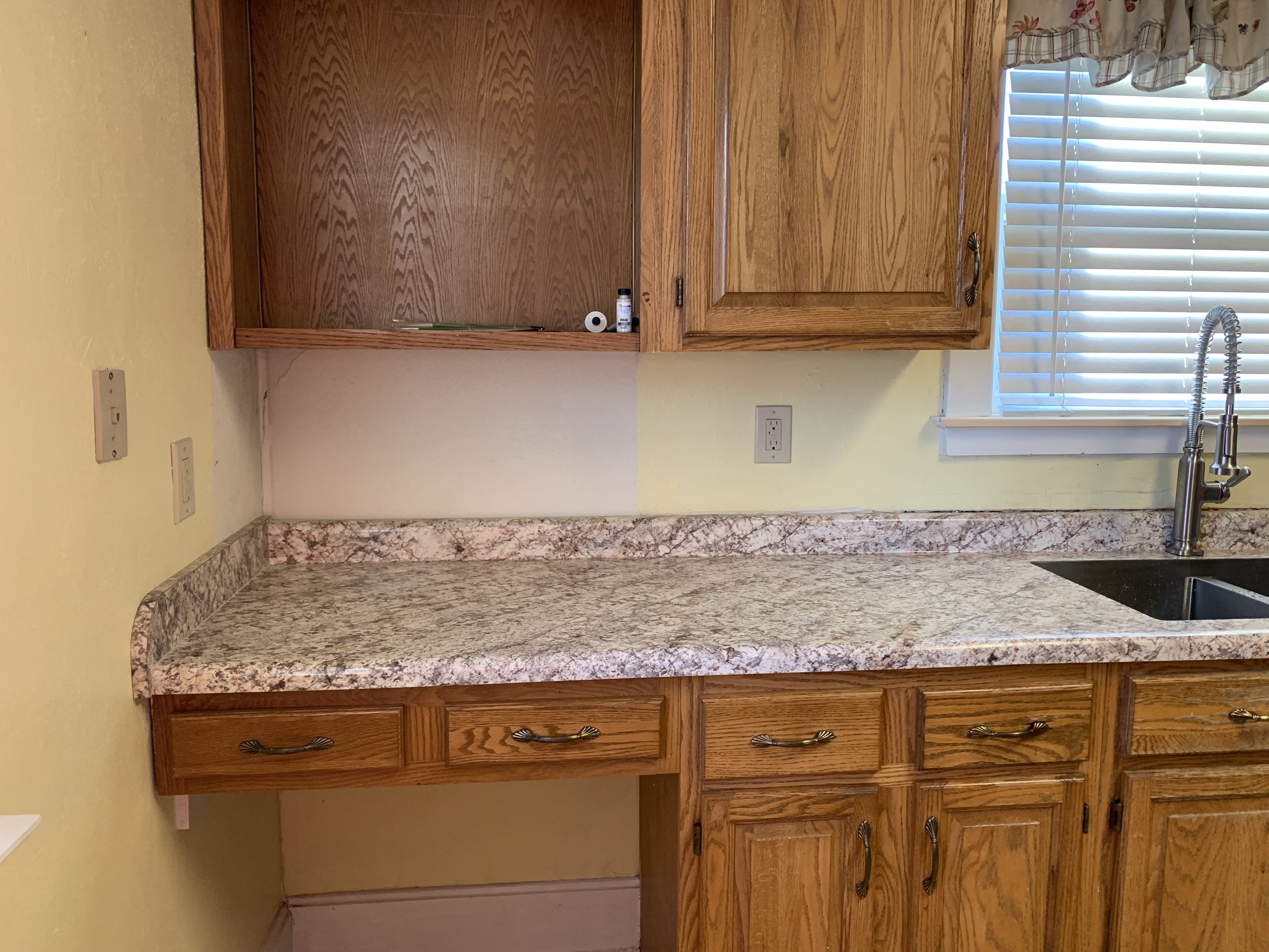 Backsplash Before.jpg