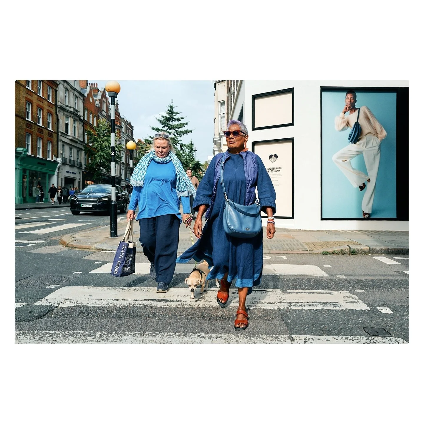&bull; Besties on a mission
.
.
.
.
.
.
.
.
.
.
.
.
.
.
.
#leicaphotography @leicacamerafrance #streetstyle #LeicaCameraFrance #LeicaCamera #LeicaQ2 #🔴📷