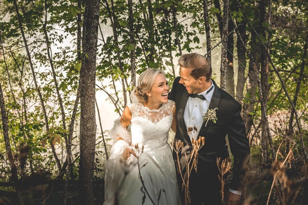 &AElig;re v&aelig;re alle v&aring;re fine kunder som blir med oss p&aring; s&aring; mye rart, her representert ved @hegehav og Halvor, et skogholt og ei r&oslash;ykbombe 💥
.
.
.
.
.
#weddingphoto #weddingphotography #bryllupsfoto #bryllupsfotograf #