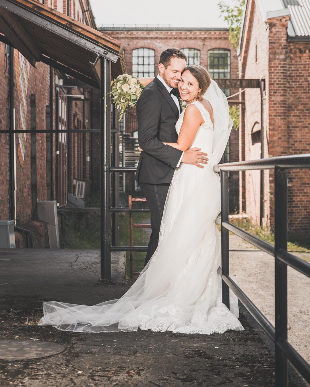 Denne sesongen har v&aelig;rt kuler og krutt! Takk for at vi fikk leke med dere @carronyhus og @larspetterk 🙏🏻 #weddingphoto #weddingphotography #bryllupsfoto #bryllupsfotograf #bryllup2019 #visitnorway #mittnorge #norge #norway #weddingphotographe
