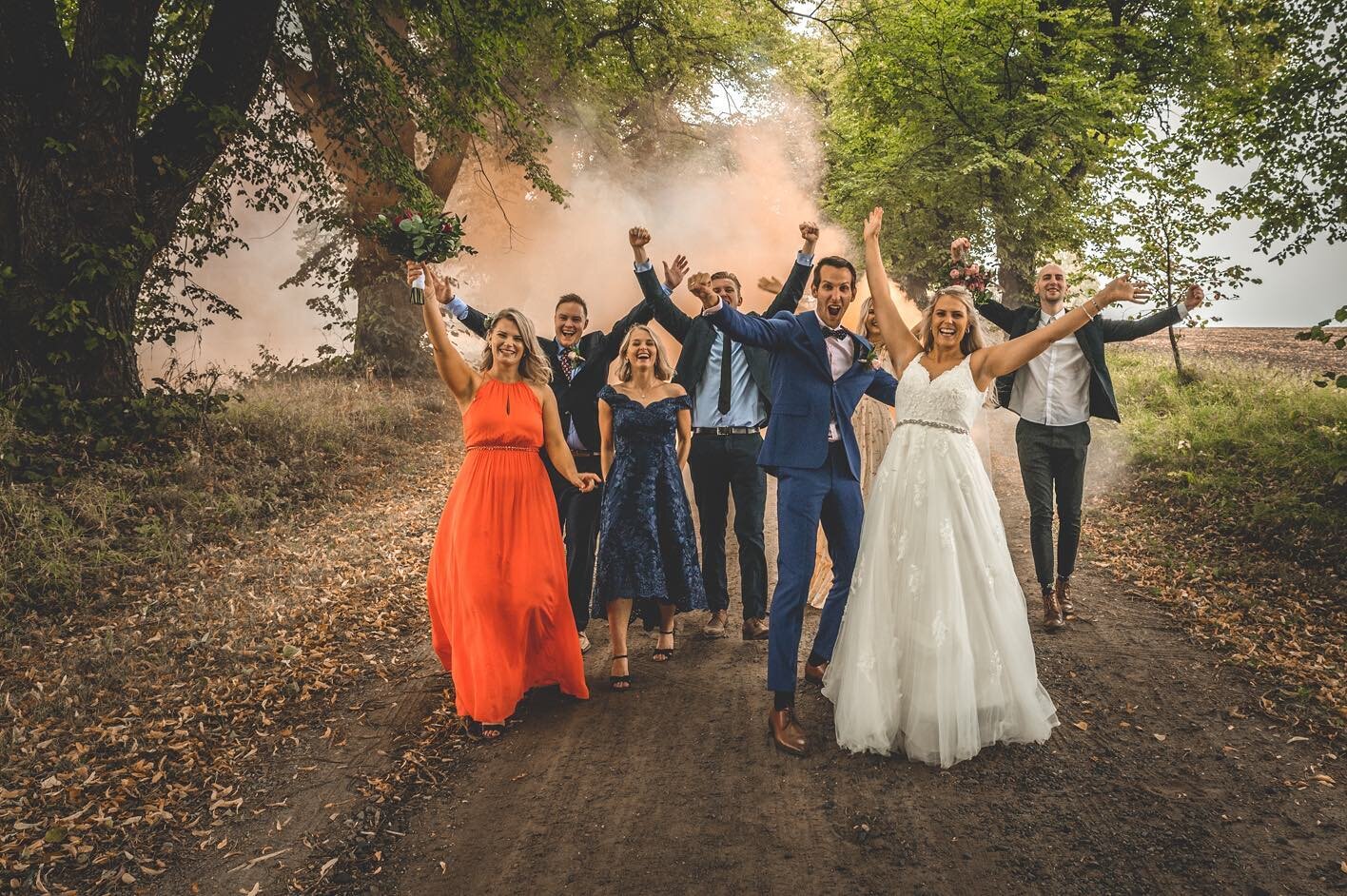 Hva er vel livet uten r&oslash;ykbomber og vakre mennesker i pent t&oslash;y 💥&hearts;️

.
.
.
.
#weddingphoto #weddingphotography #bryllupsfoto #bryllupsfotograf #bryllup2022 #visitnorway #mittnorge #norge #norway #weddingphotographer #weddingflowe