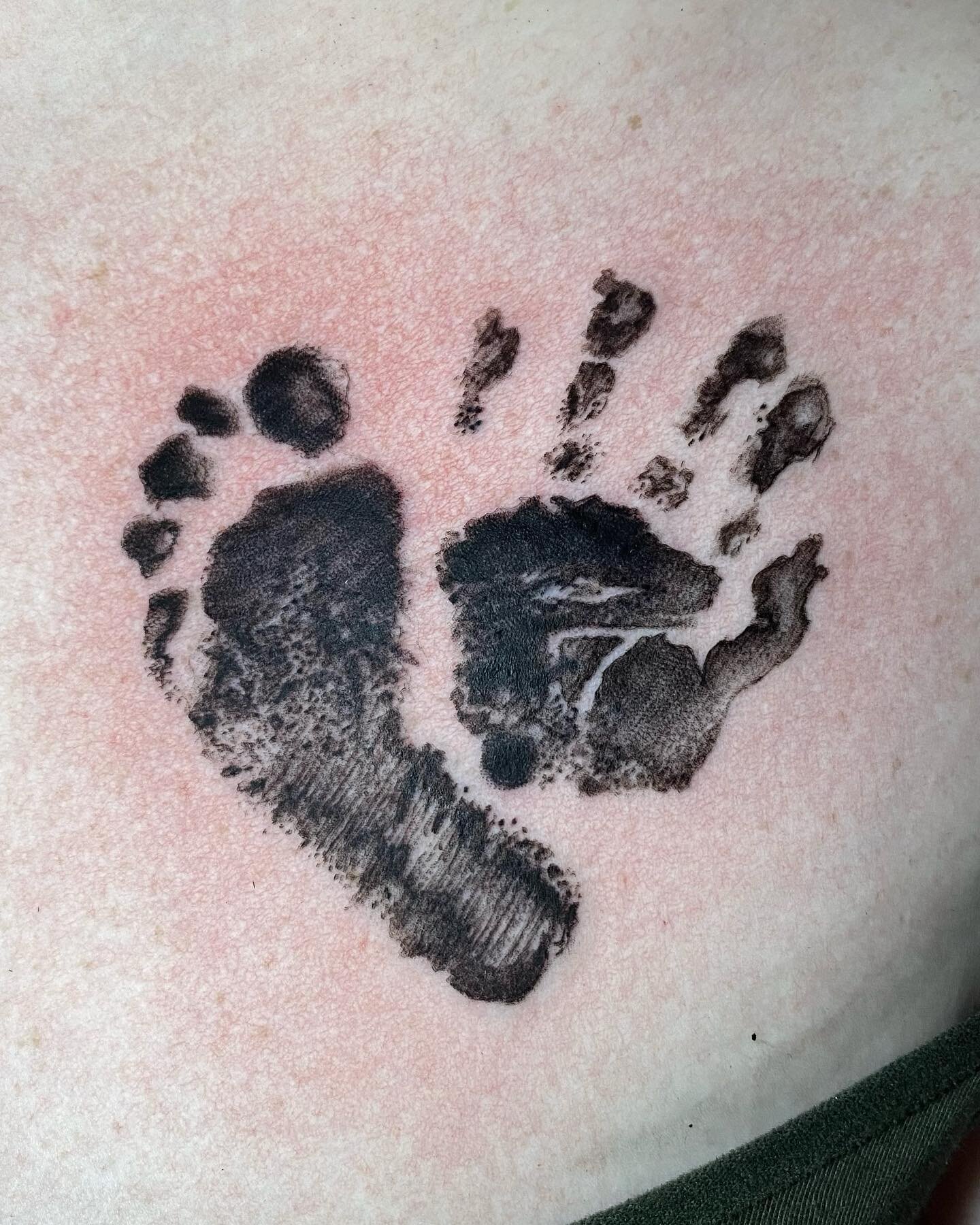 Baby&rsquo;s hand and footprint forming a heart 🖤 

#tattoo #mothertattoo #parent #babytattoo #tattooshop