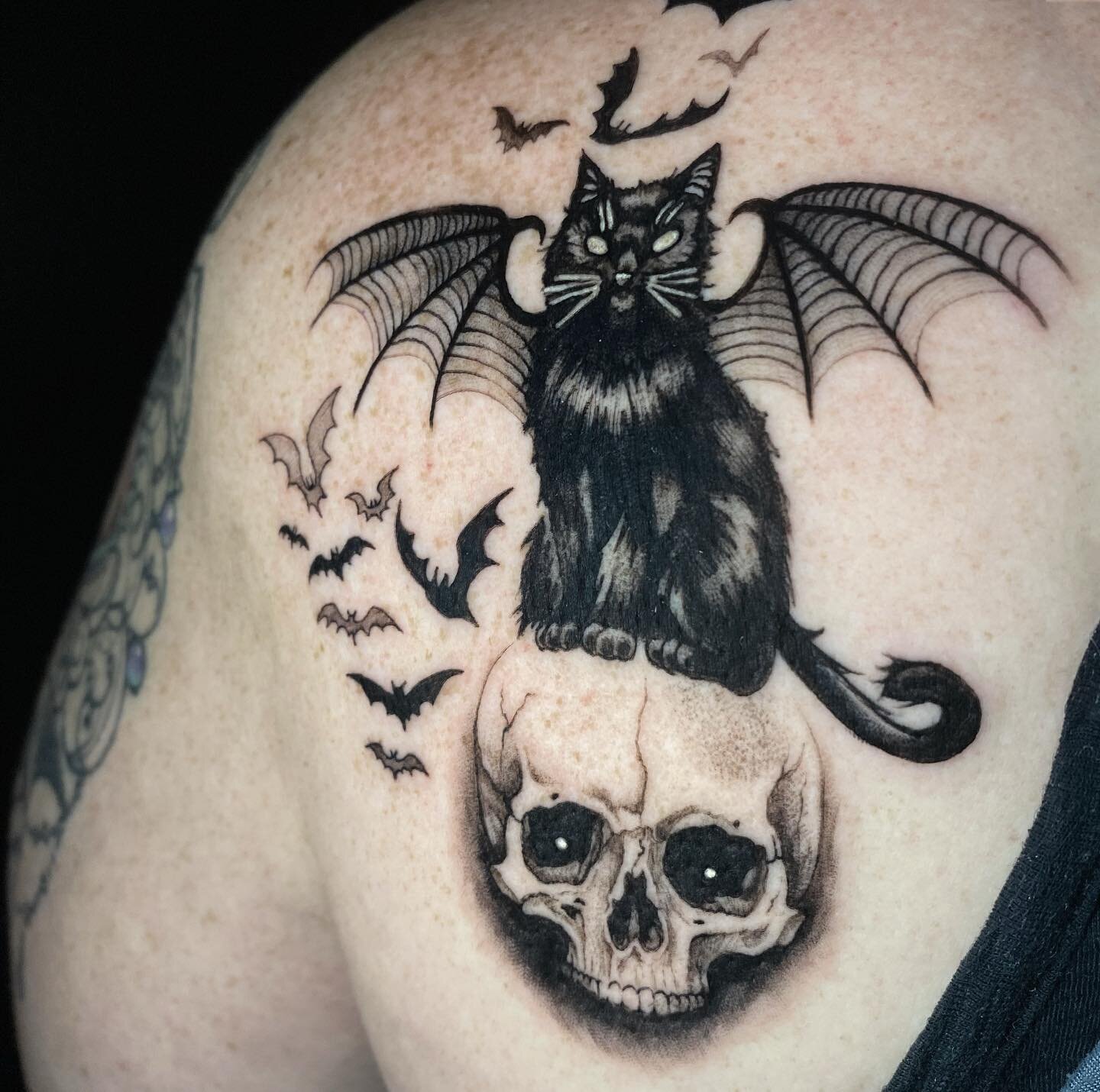 Gothic bat cat 🐈&zwj;⬛🦇

#tattoo #tattooshop #cat #gothic #ink #skull @hotlinetattoo