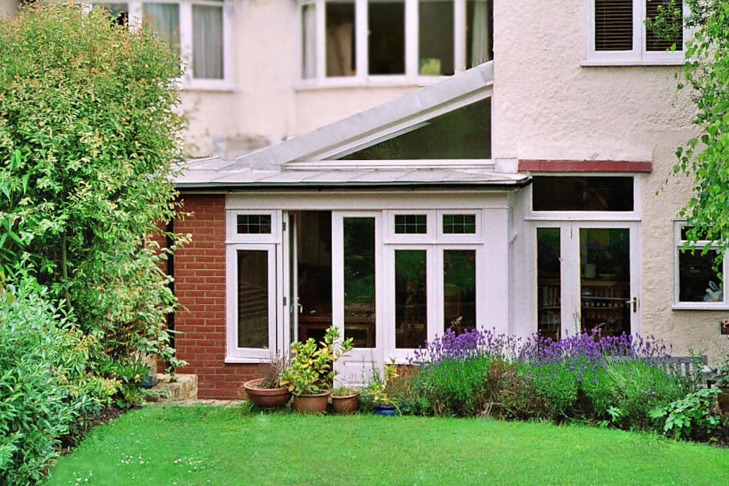 Rear side extension to a terraced house in Crouch End, North London. On a steeply sloping site, this dining room extension achieves the aim of getting the maximum amount of daylight into the inner rooms.