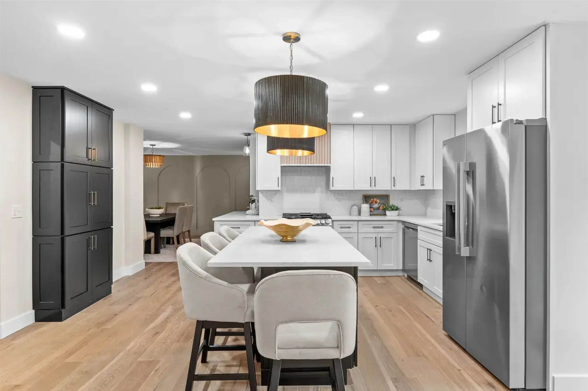 Soft whites, bold contrasts, and golden glow 
Because every detail matters.
#kitchendesıgn  #kitcheninspiration  #modernkitchen  #luxurykitchen  #kitchenremodel  #interiordesigners  #homerénovation  #cabinetmaker  #homedesign  #remodelinspo