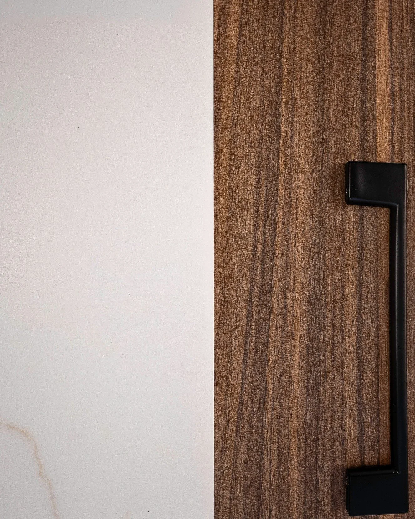 Clean lines. Warm wood. Bold hardware.

Walnut frameless cabinetry paired with Calacatta Miraggio Gold Honed by @msisurfaces creates a refined balance of warmth and subtle movement, while the matte black hardware adds a sharp, modern edge.

It&rsquo;