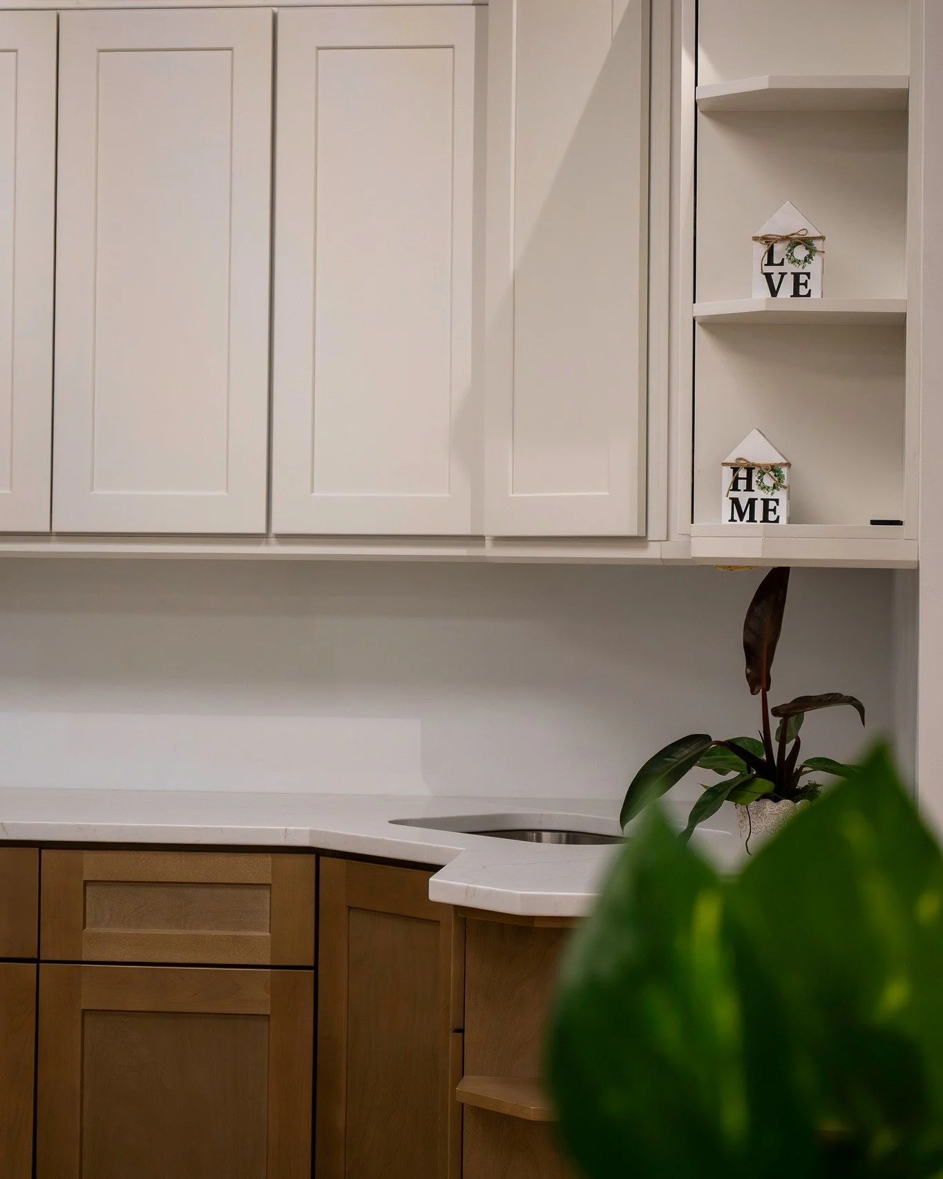 Upper or lower, which finish is your favorite? We love how the creamy Dove White cabinets play off the rich Honey Wheat wood tones in this beauty. Drop your vote below! 

#KitchenDesign #CabinetStyle #HomeRenovation #KitchenRemodel #InteriorDesign