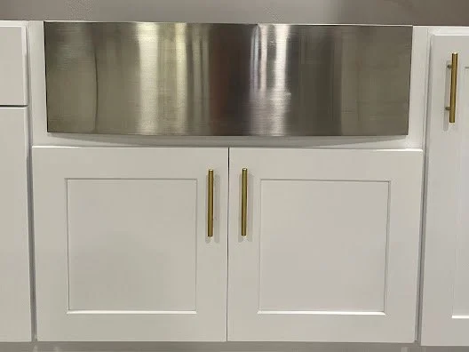 white shaker cabinets with farmhouse sink