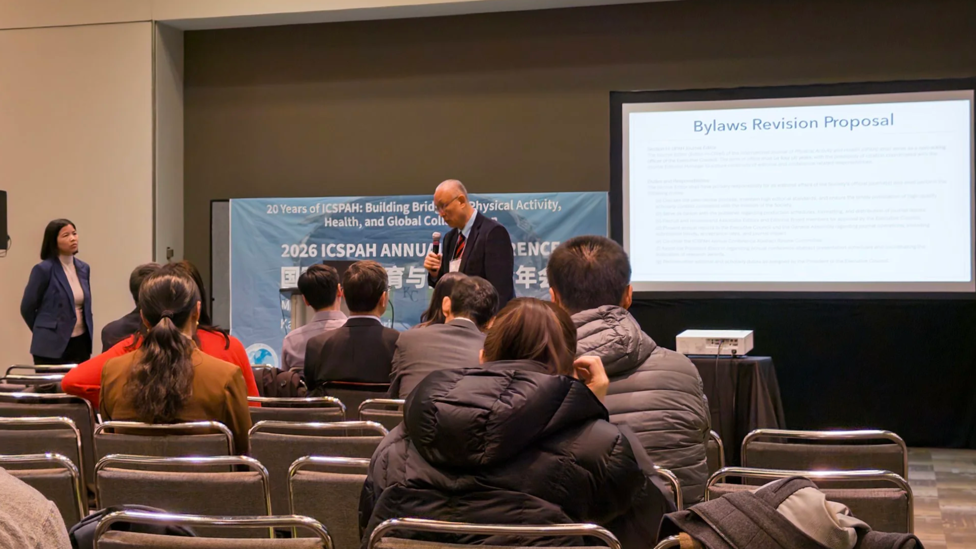 前任主席张建辉博士进行工作汇报