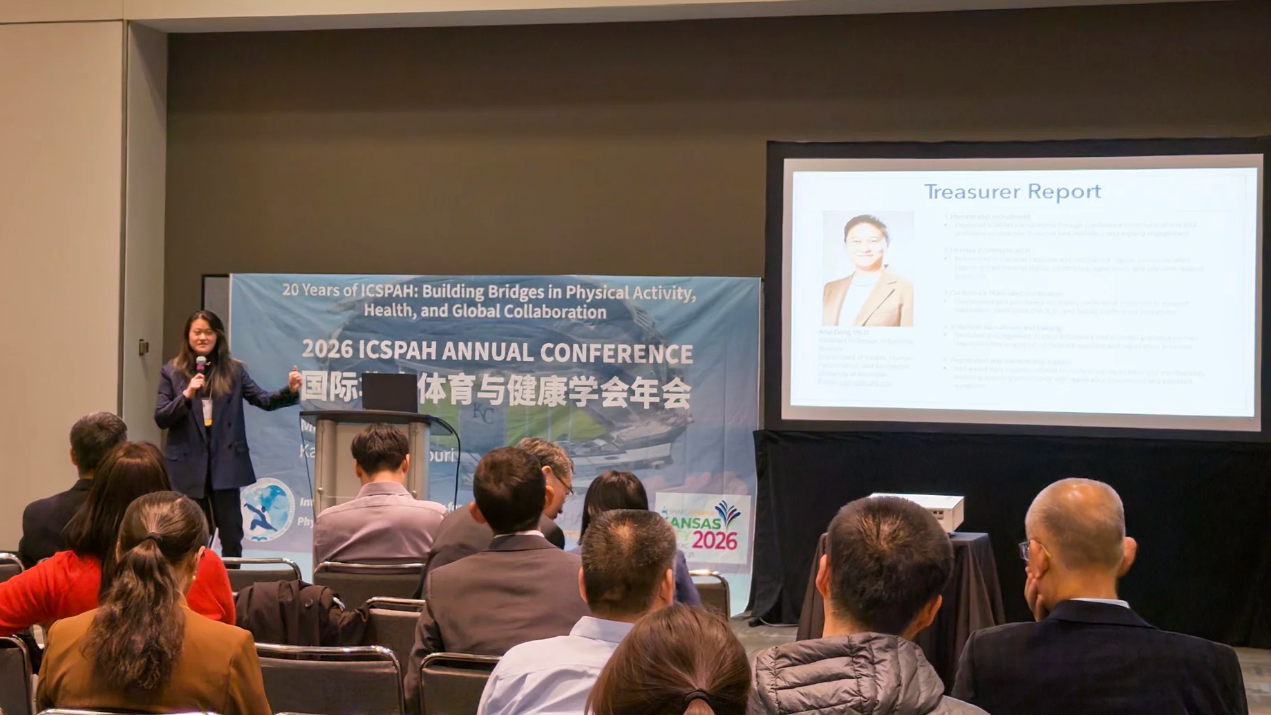 财务长邓安琪博士进行工作汇报