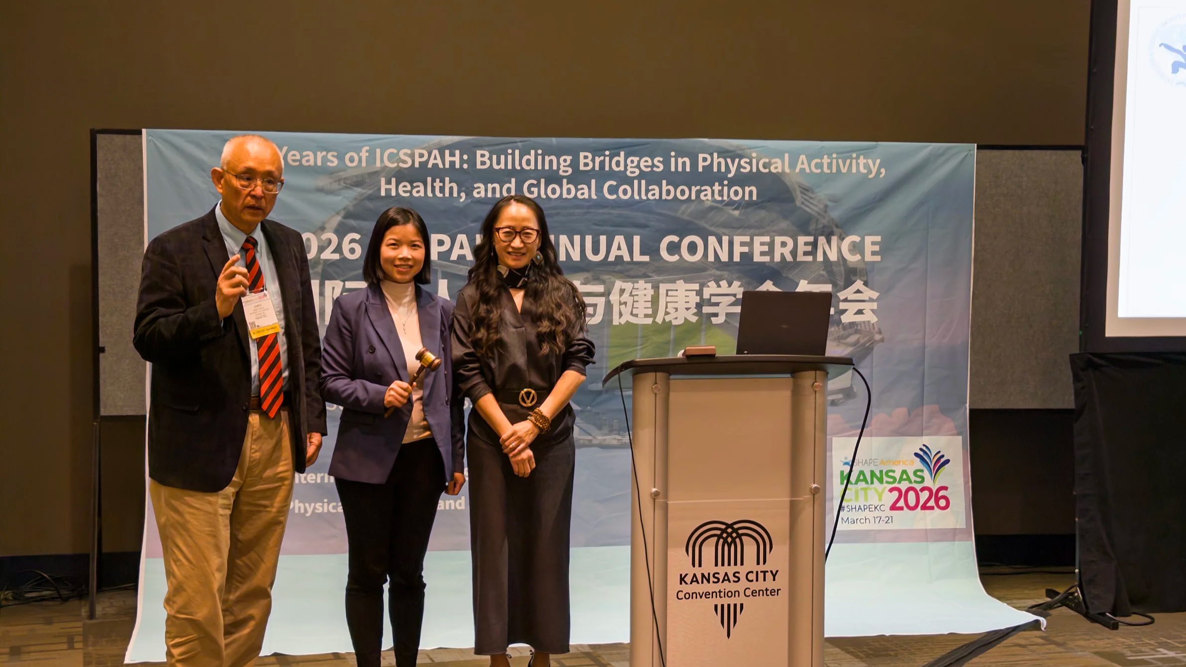 候任主席张晓霞博士接过执槌正式就任2026-2027届主席