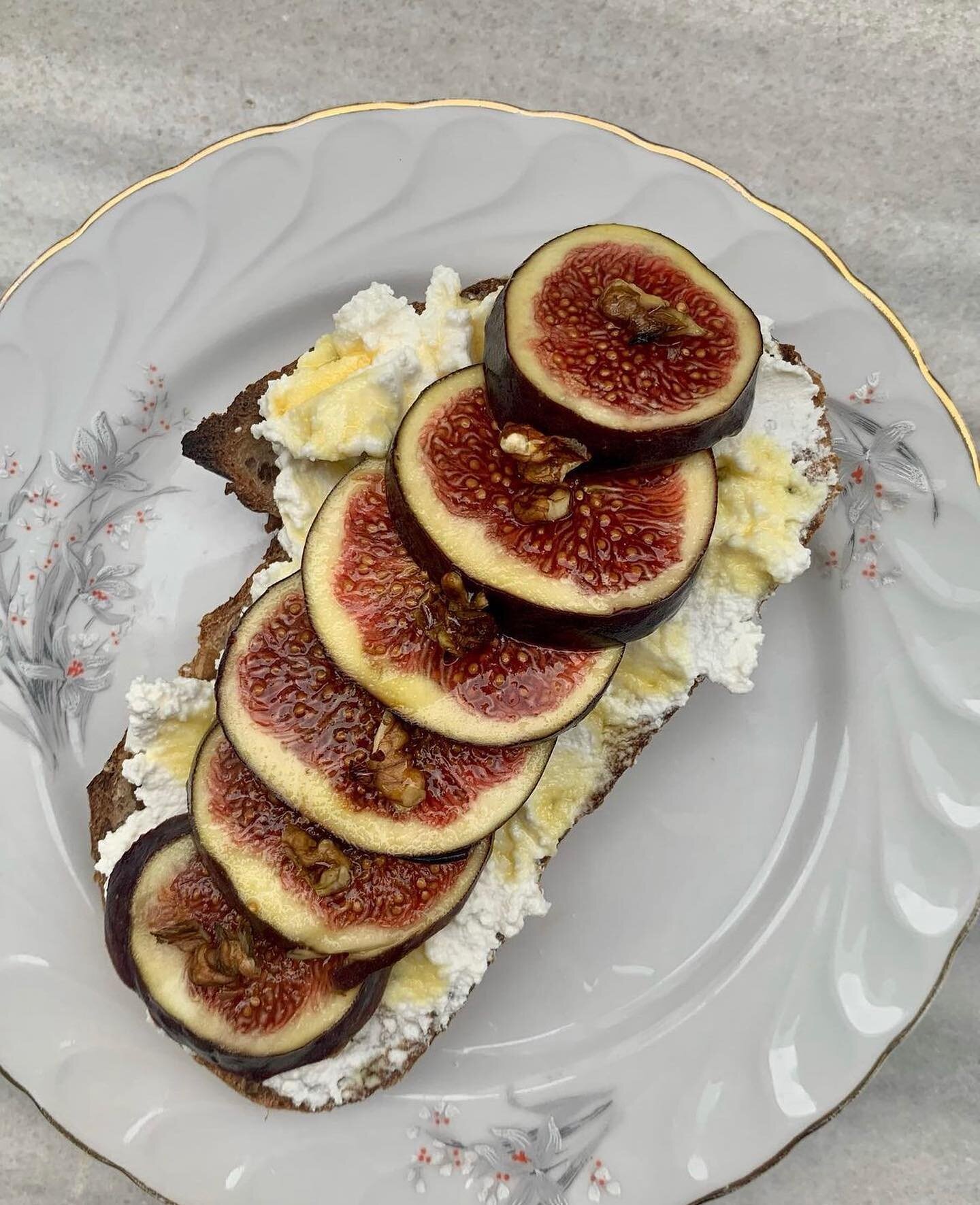 We want @apinchofderya at all of our picnics 🥹 🤤 

There's something so romantic about figs at a picnic, don't you think? 🧡