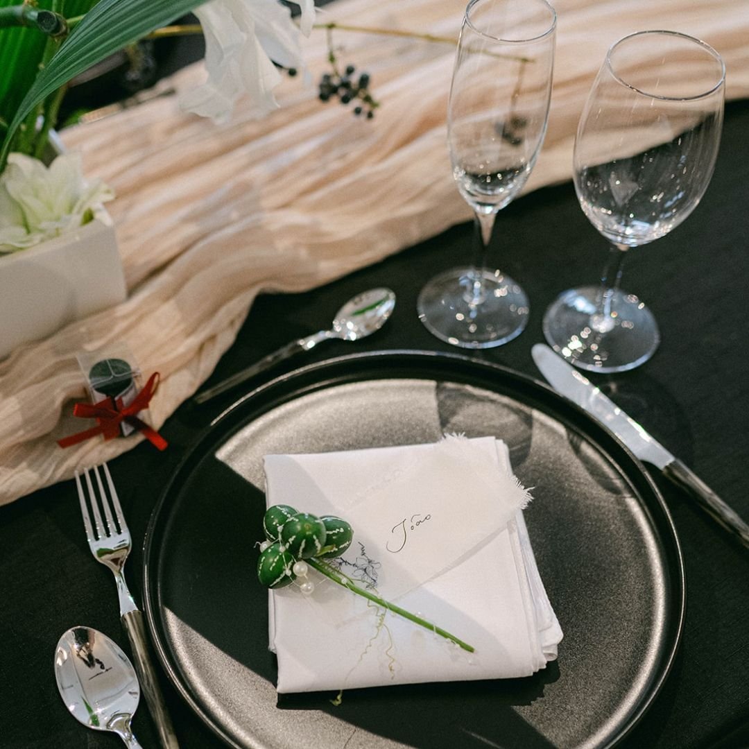 How gorgeous is this tablescape?! The moody color palette and all those amazing textures are to die for!! 

Double tap if you agree🤍
.
.
.
@dayofweddingcoordinator.ca
@sammiechanphoto
@su.paints
@archivestudiosto
@horaeflower
@bylara.design.planning