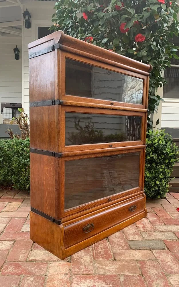 English oak Globe Wernicke barrister bookcase, C.1910, three-tier stacking sections with glazed doors and lower drawer