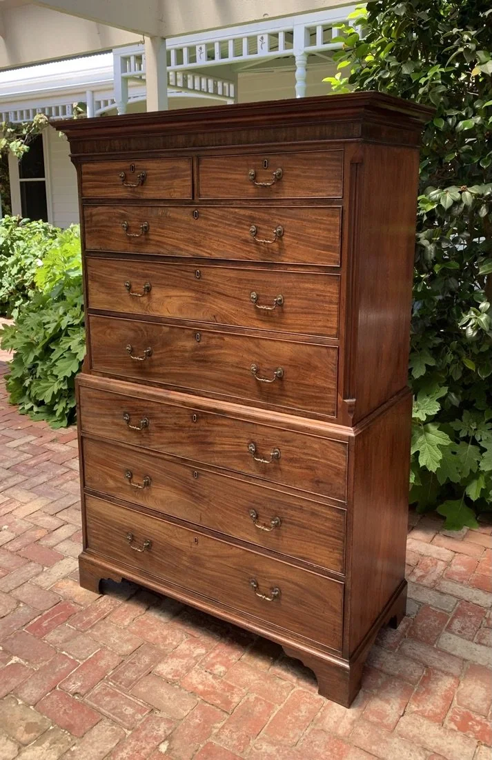 Georgian mahogany chest on chest c.1780 England, dentil cornice, eight drawers, bracket feet, brass handles