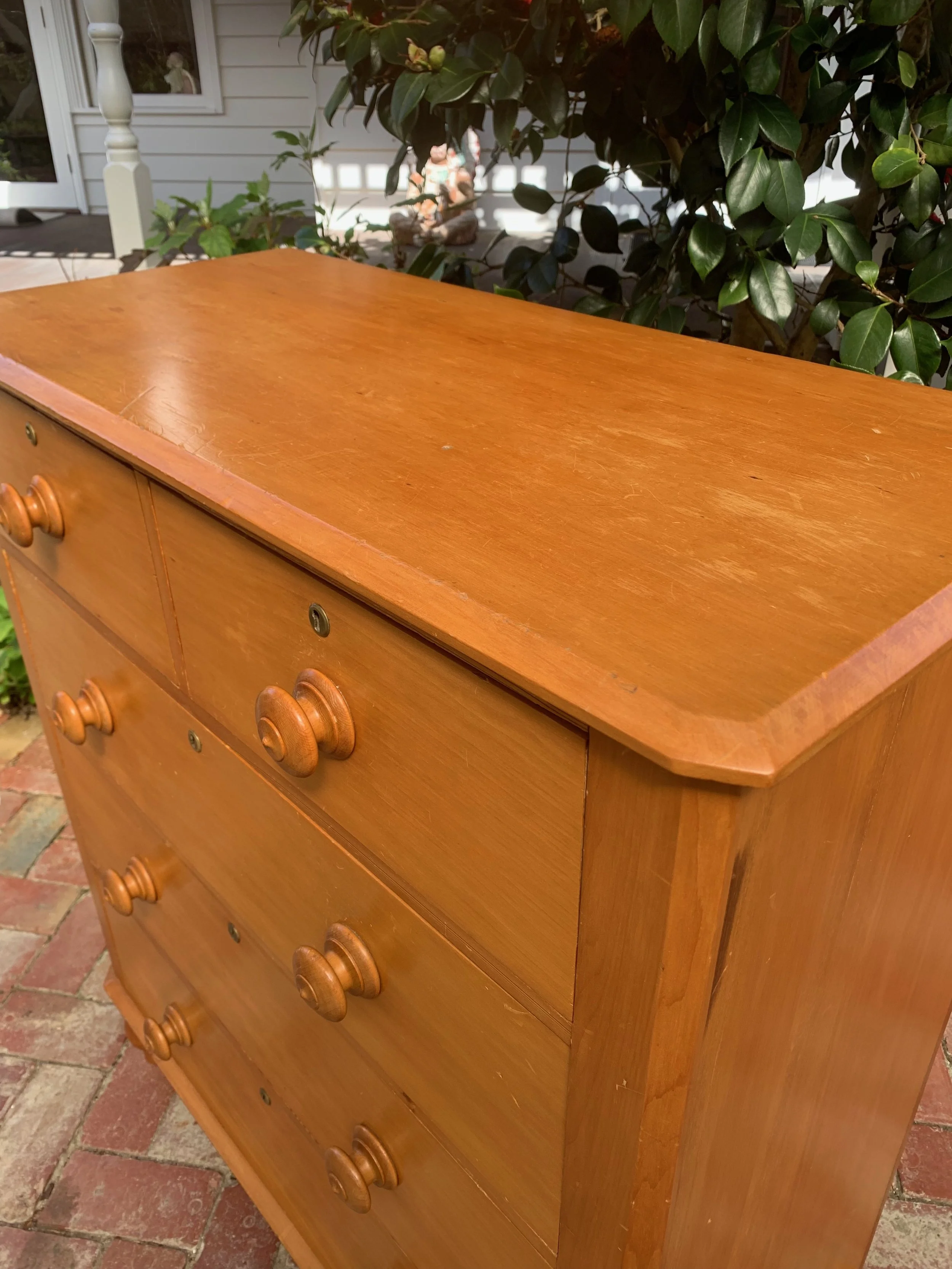 Colonial Australian kauri pine chest of drawers, C.1900, turned feet, original timber knobs, antique furniture