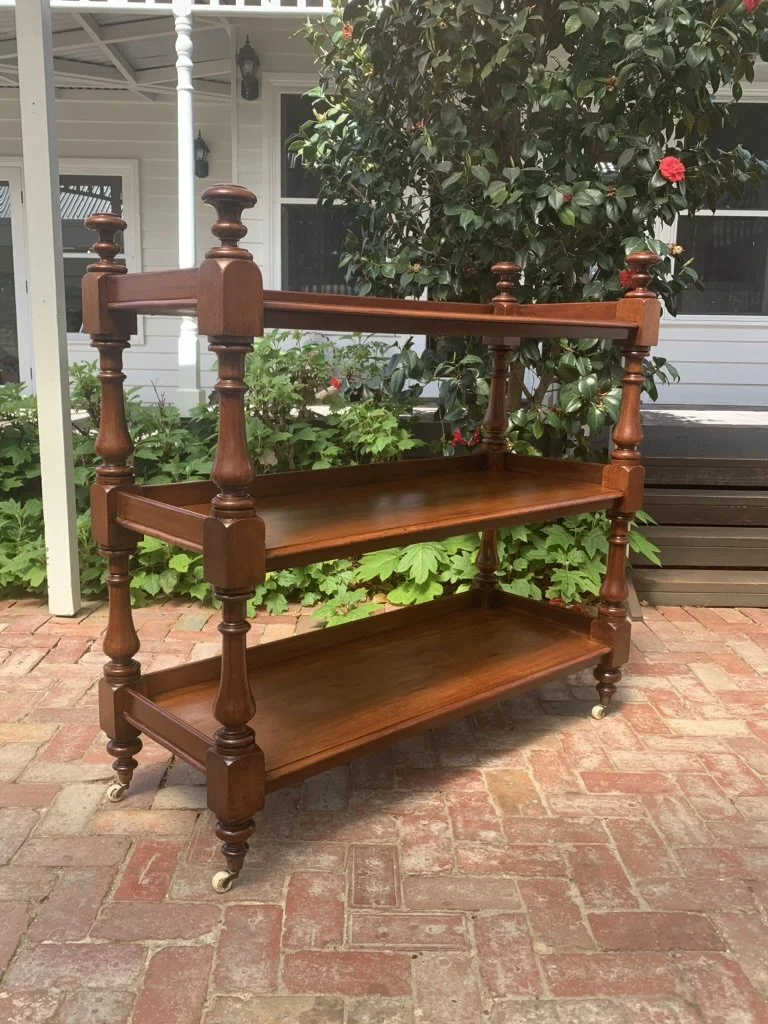 Large antique Australian cedar dumb waiter C.1870, Victorian Colonial three-tier buffet, turned finials, porcelain castors