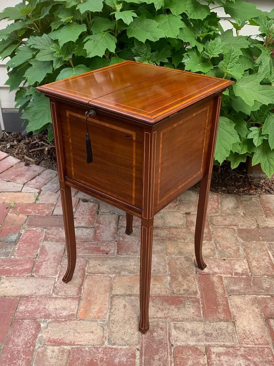 Antique mahogany drinks cabinet C.1900, Sheraton revival split top with satinwood crossbanding, tapering splayed legs, Edwardian