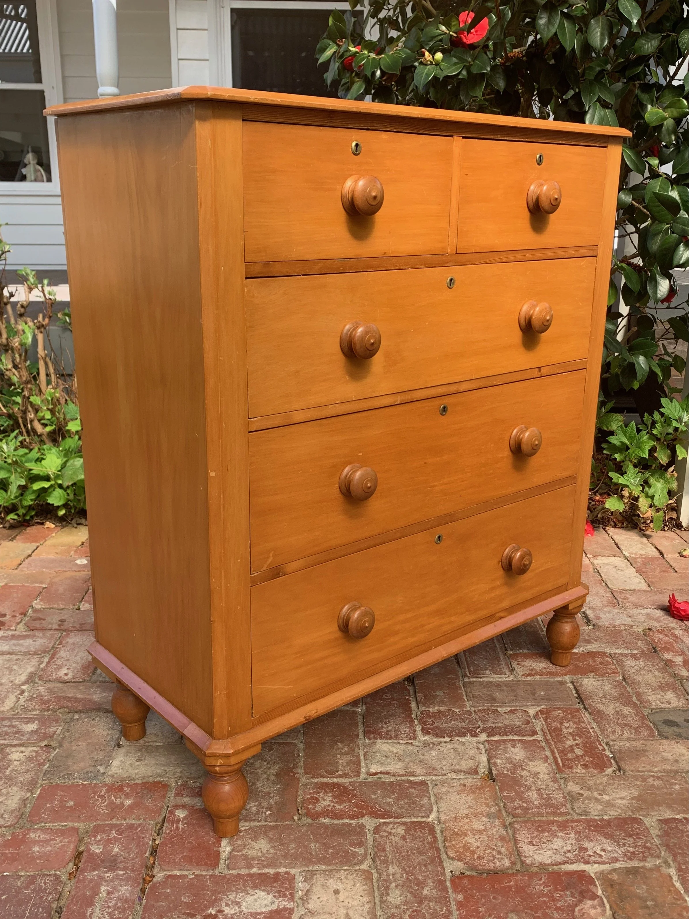 C.1900 kauri pine chest of drawers, Australian colonial furniture, turned knobs, canted corners, dovetailed drawers