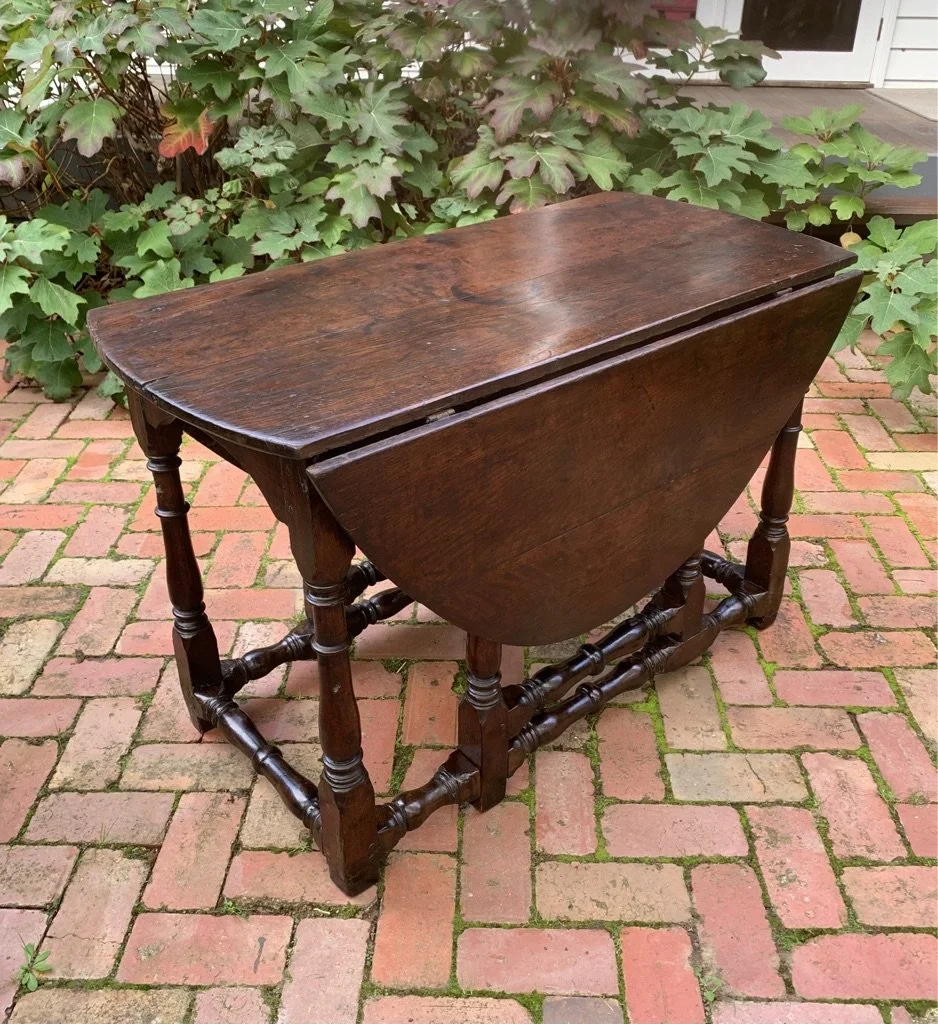 English oak gateleg table, c.1700, drop-leaf side profile