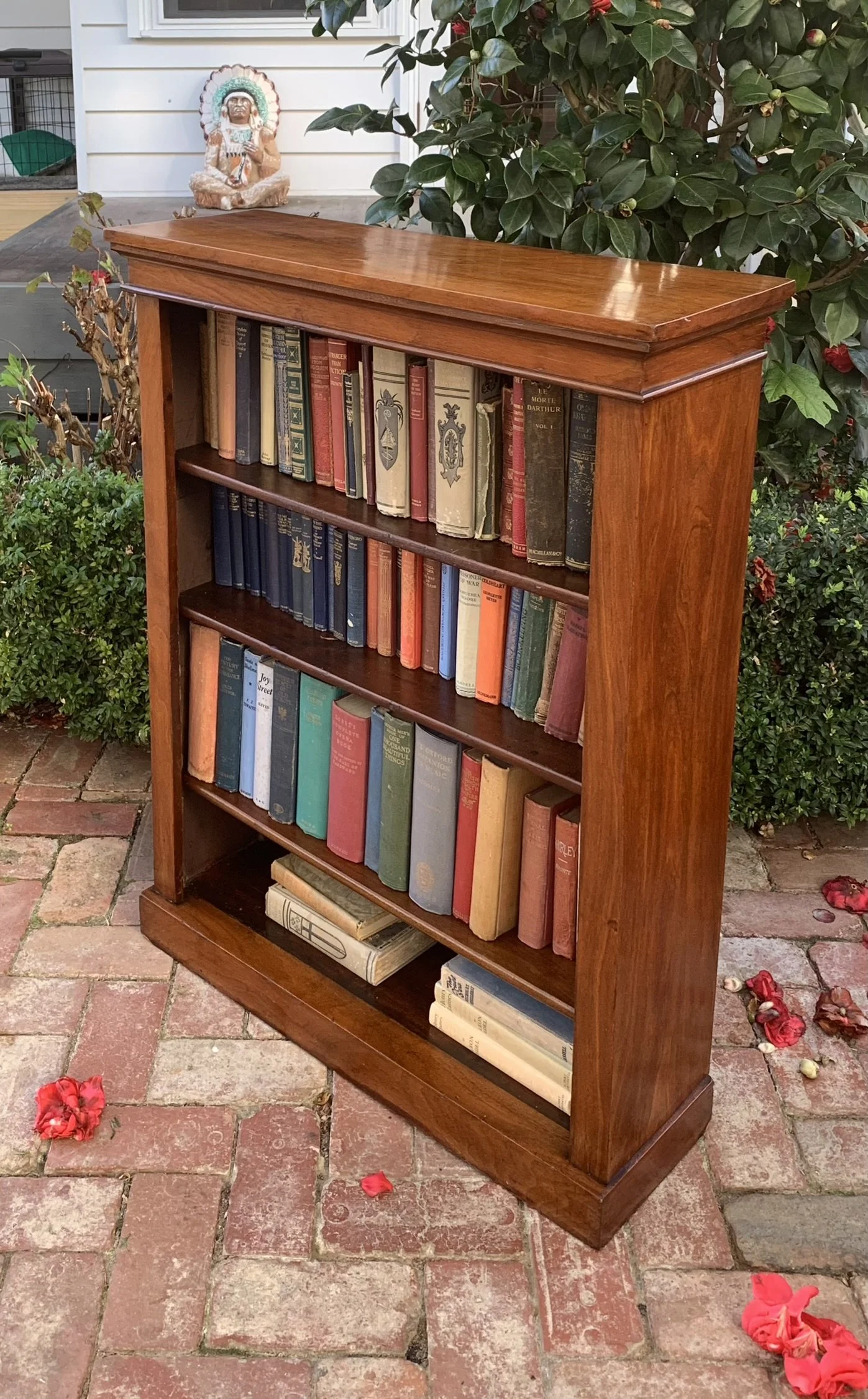 Small Victorian walnut open bookcase, adjustable shelves, plinth base, antique freestanding book shelf