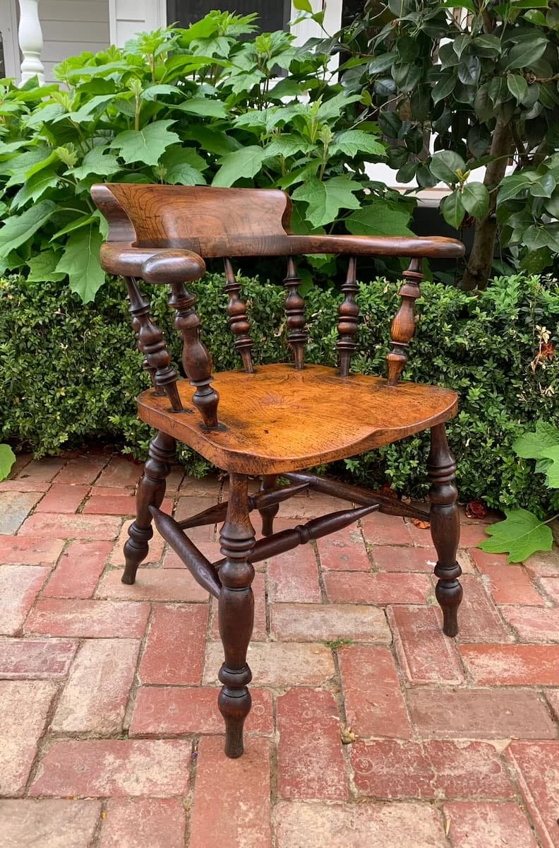 Antique English elm smoker's bow chair, 19th century captain's chair with turned spindle gallery and horseshoe arms