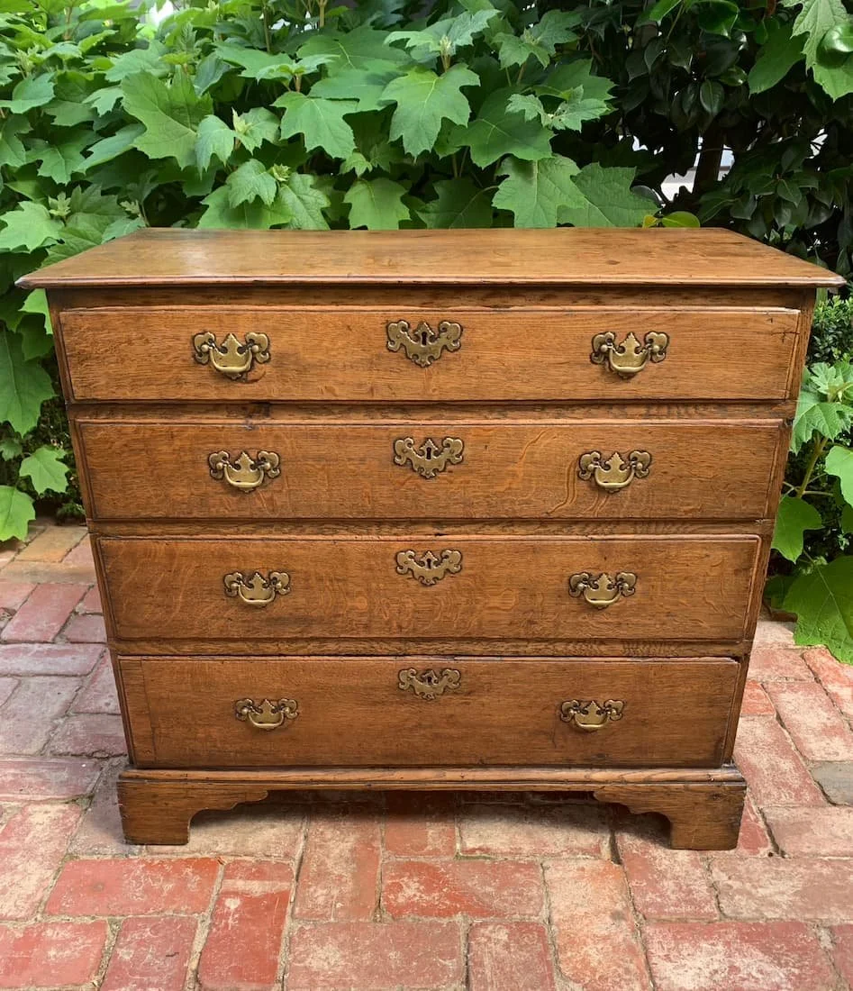 Antique Georgian English oak chest of drawers C.1770-1800, four graduated drawers, brass batwing handles, bracket feet
