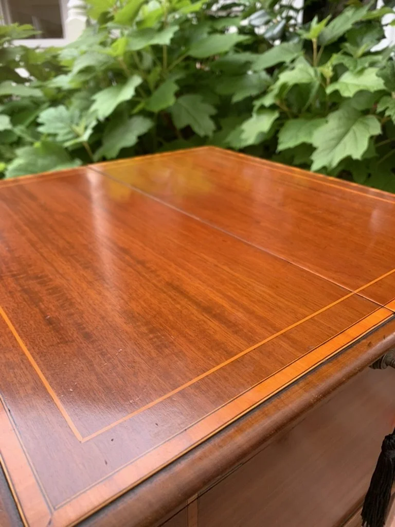 Satinwood crossbanded mahogany top, C.1900 Sheraton revival drinks cabinet, boxwood stringing, antique Edwardian furniture