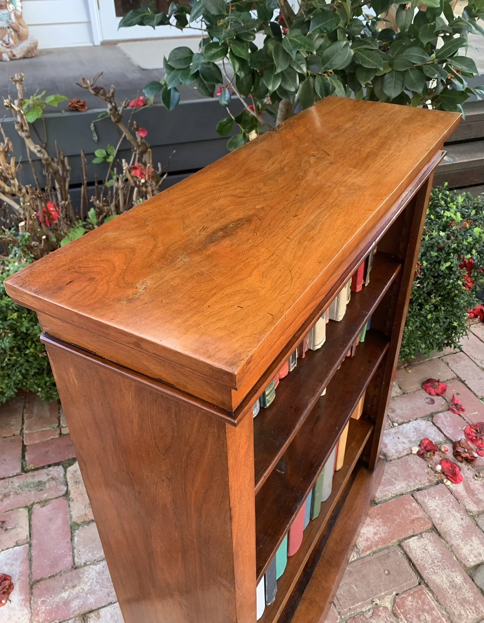 Victorian walnut bookcase top detail, moulded cornice, figured walnut grain, C.1880 antique shelving