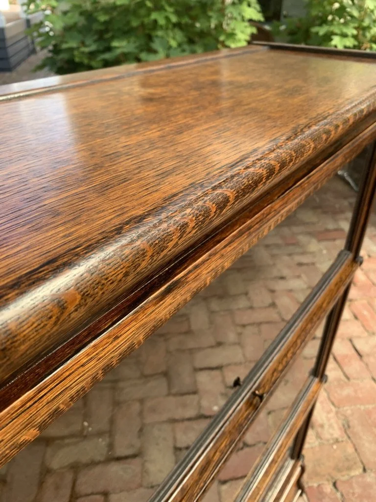 Quartersawn oak ray fleck grain detail Globe Wernicke barrister's bookcase top English c.1910