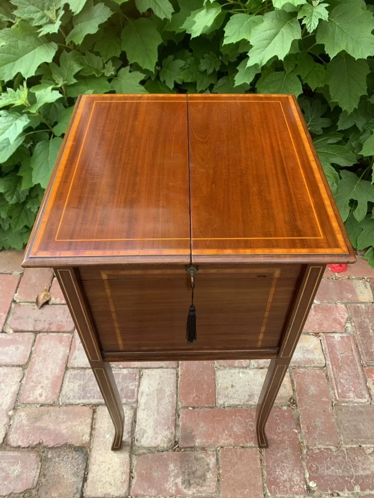 Sheraton revival C.1900 antique mahogany bar cabinet, boxwood line inlay, locking flap top, slender sabre legs, English Edwardian