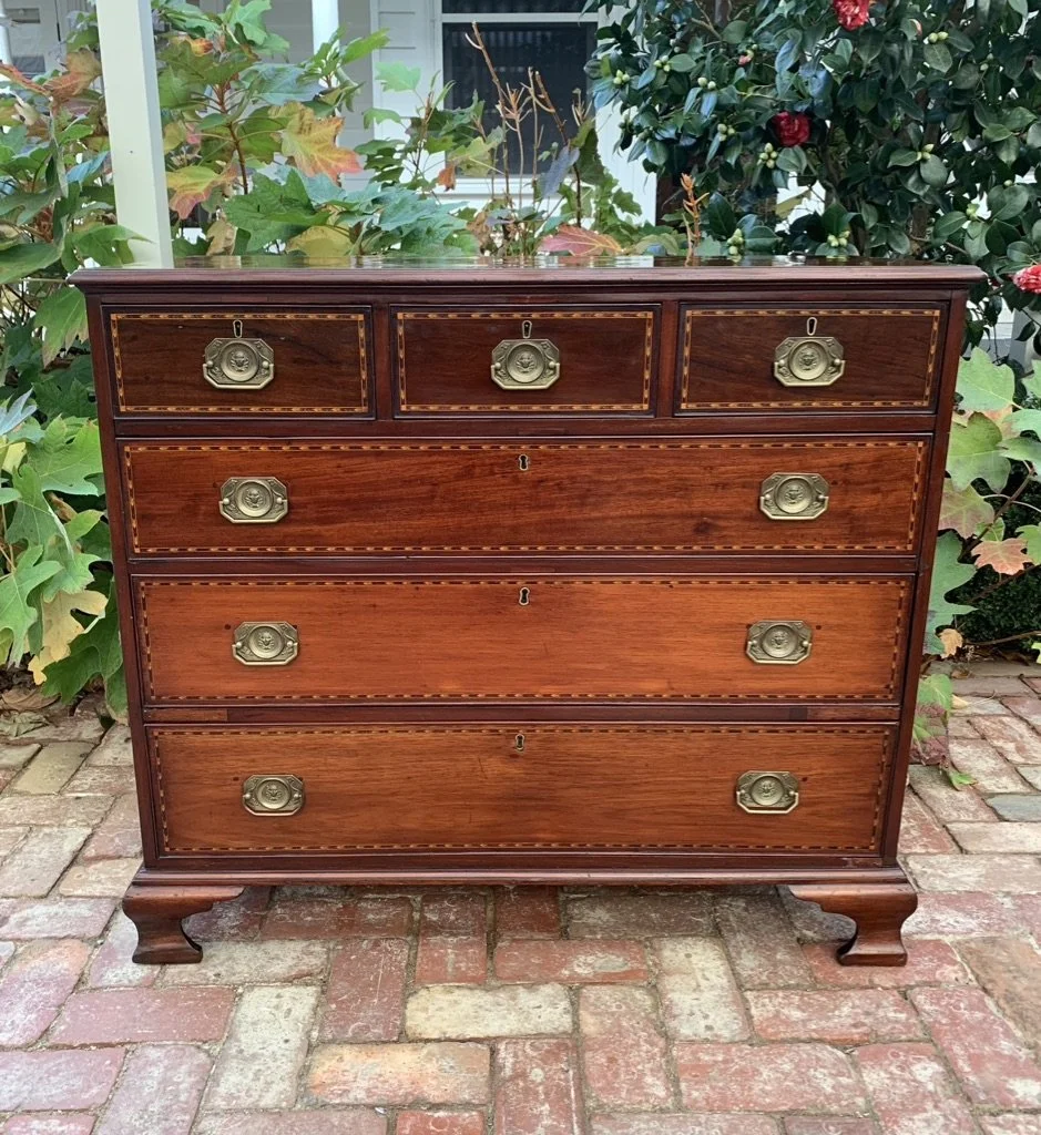 Georgian mahogany chest of drawers with sheraton inlays, brass hardware and ogee bracket feet C.1790