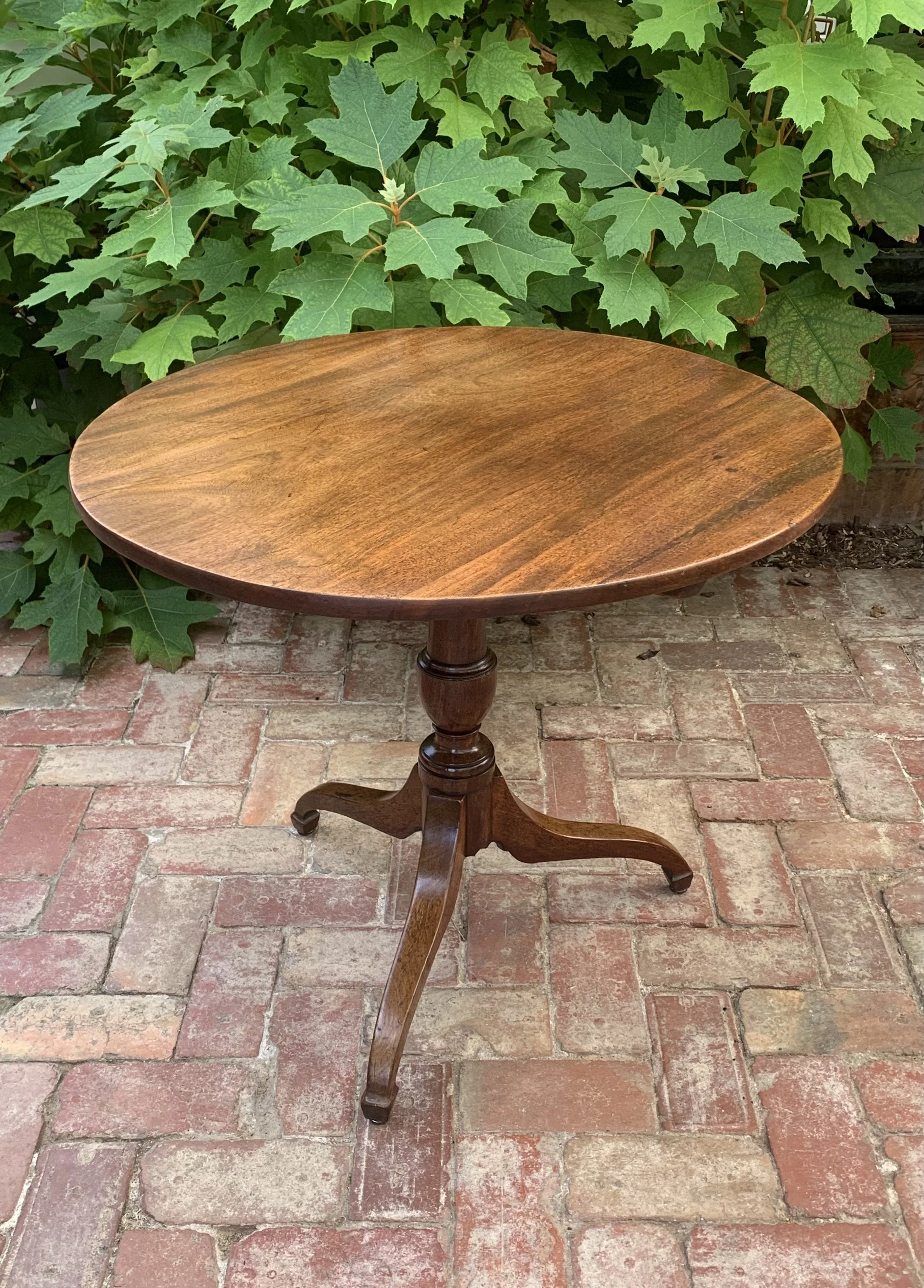 English Provincial Regency mahogany tilt-top wine table C.1800-1830