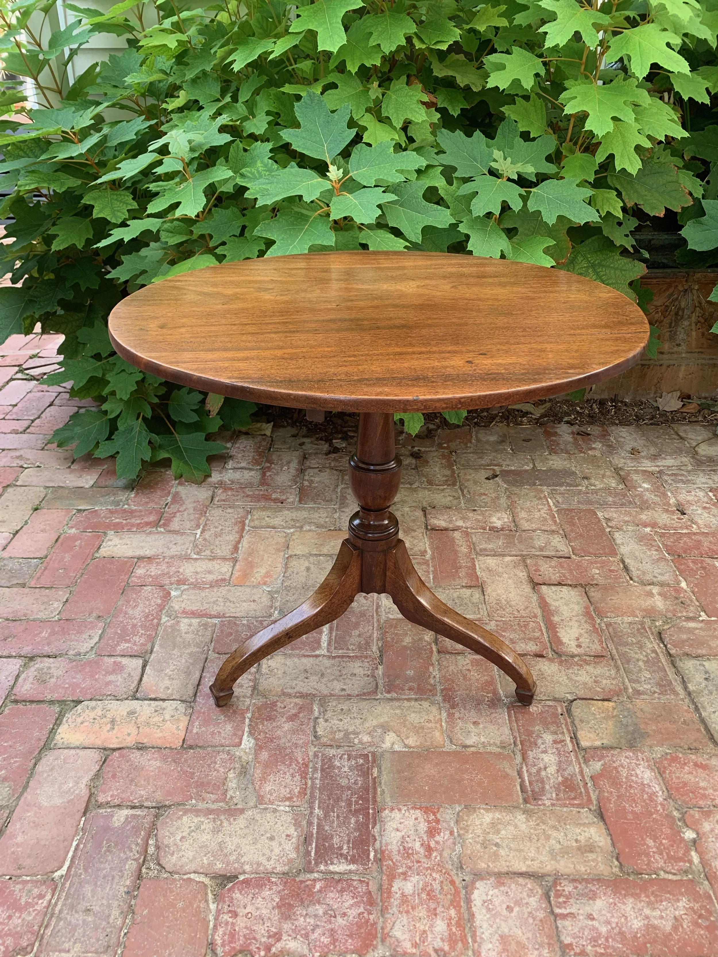 Georgian mahogany wine table with urn turned column and spider legs with spade feet C.1800-1830