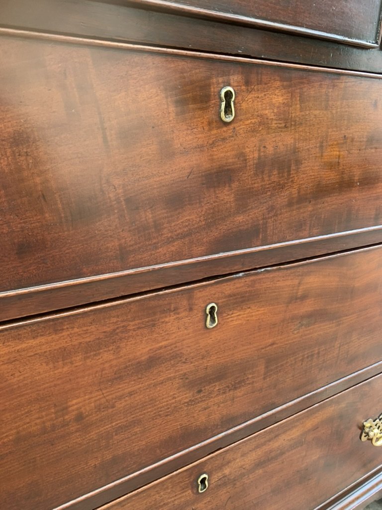 Figured mahogany drawer fronts with cockbeading and brass escutcheons, antique Georgian chest of drawers C.1780-1800