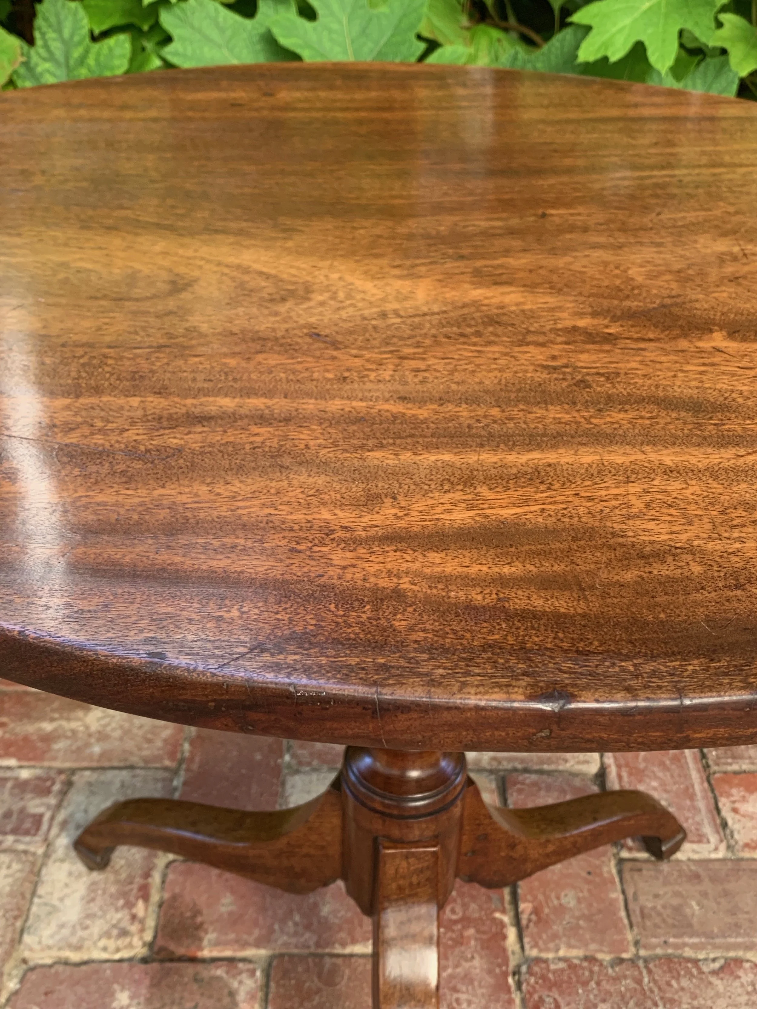 Close up of table top edge of georgian mahogany tilt top wine table c.1800-1830