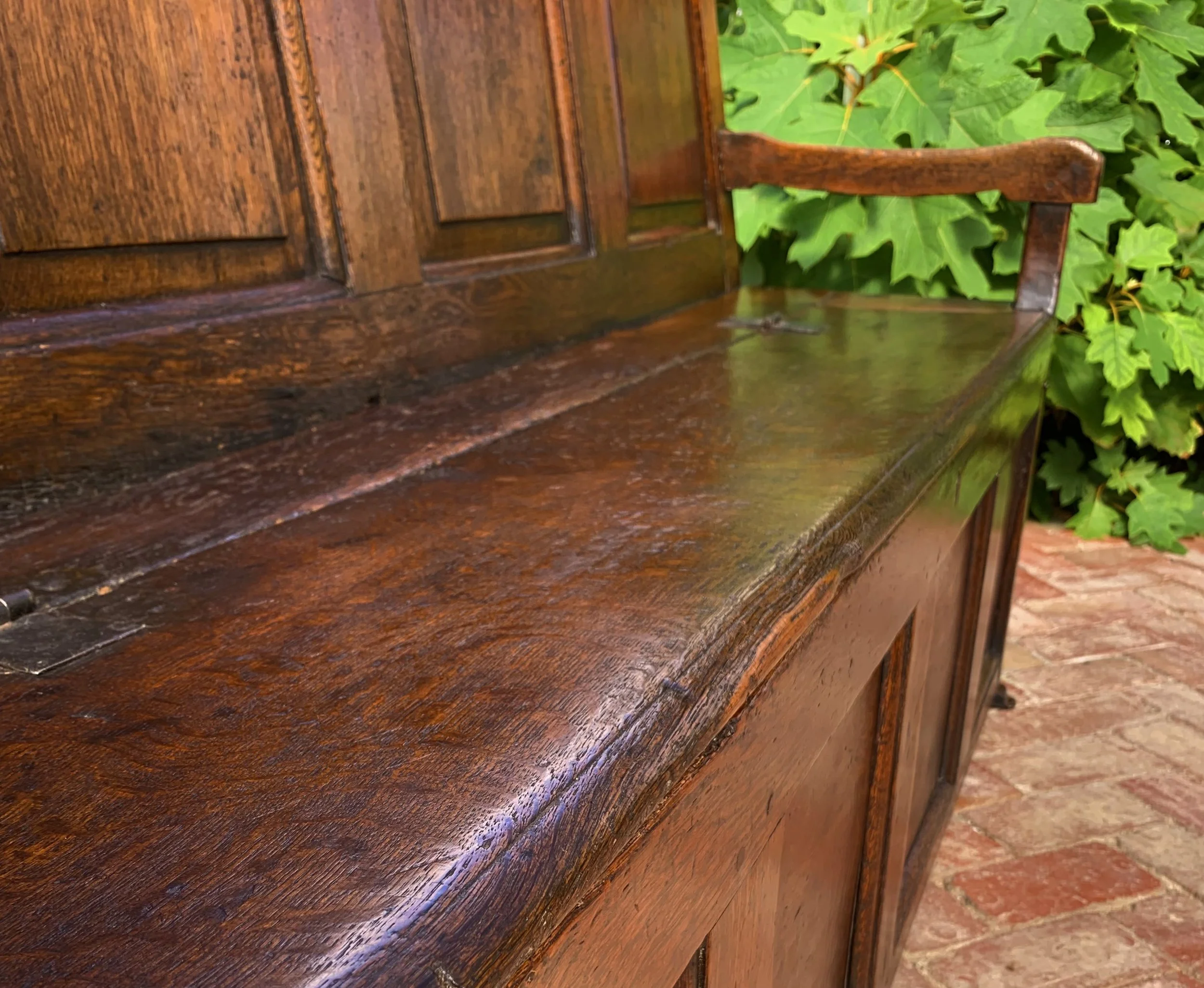 Close up view of seat of Welsh oak box settle C.1720