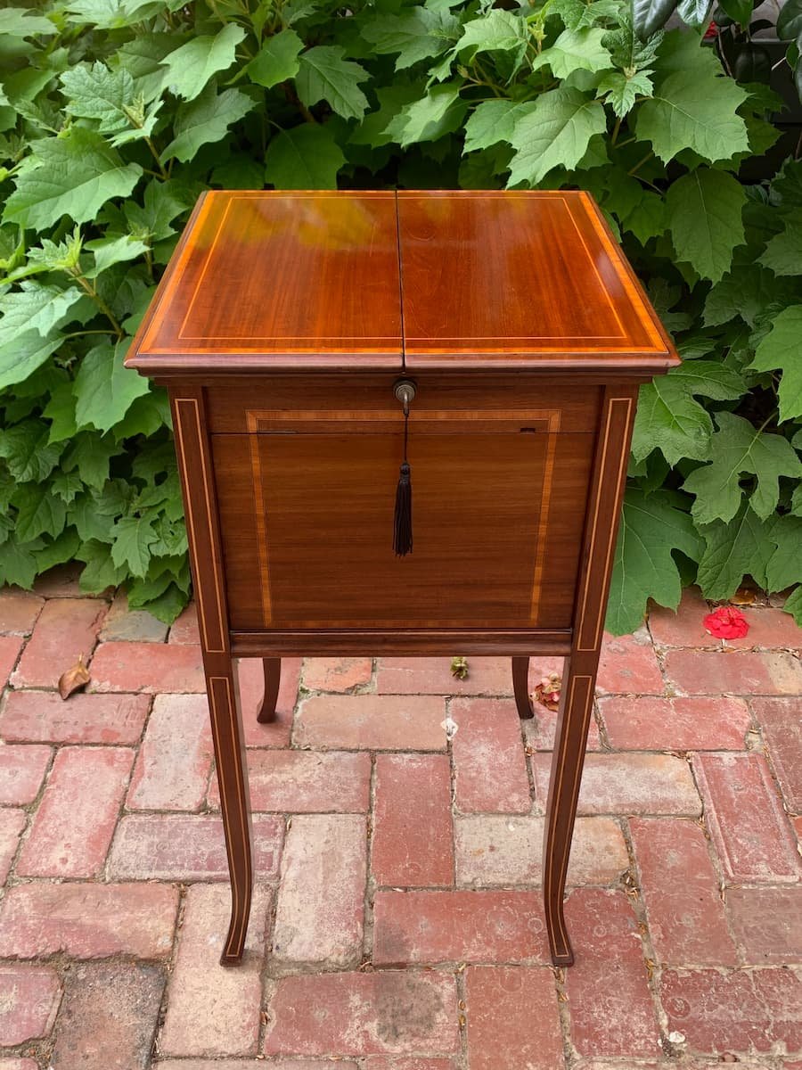 C.1900 Edwardian Sheraton revival mahogany drinks cabinet with satinwood stringing and swept legs, antique smokers cabinet