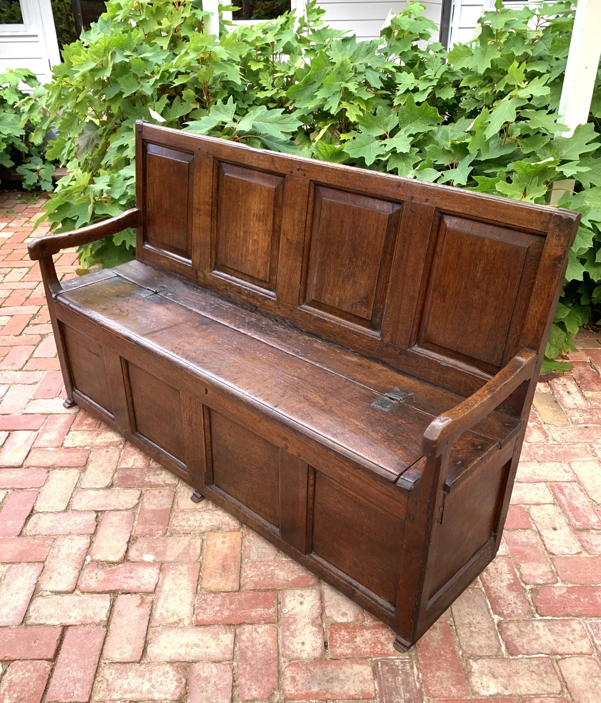 Antique Welsh provincial oak box settle c.1720 