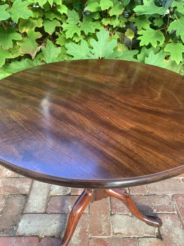 George III mahogany tilt-top wine table, showing close up of circular top, English circa 1770-1790
