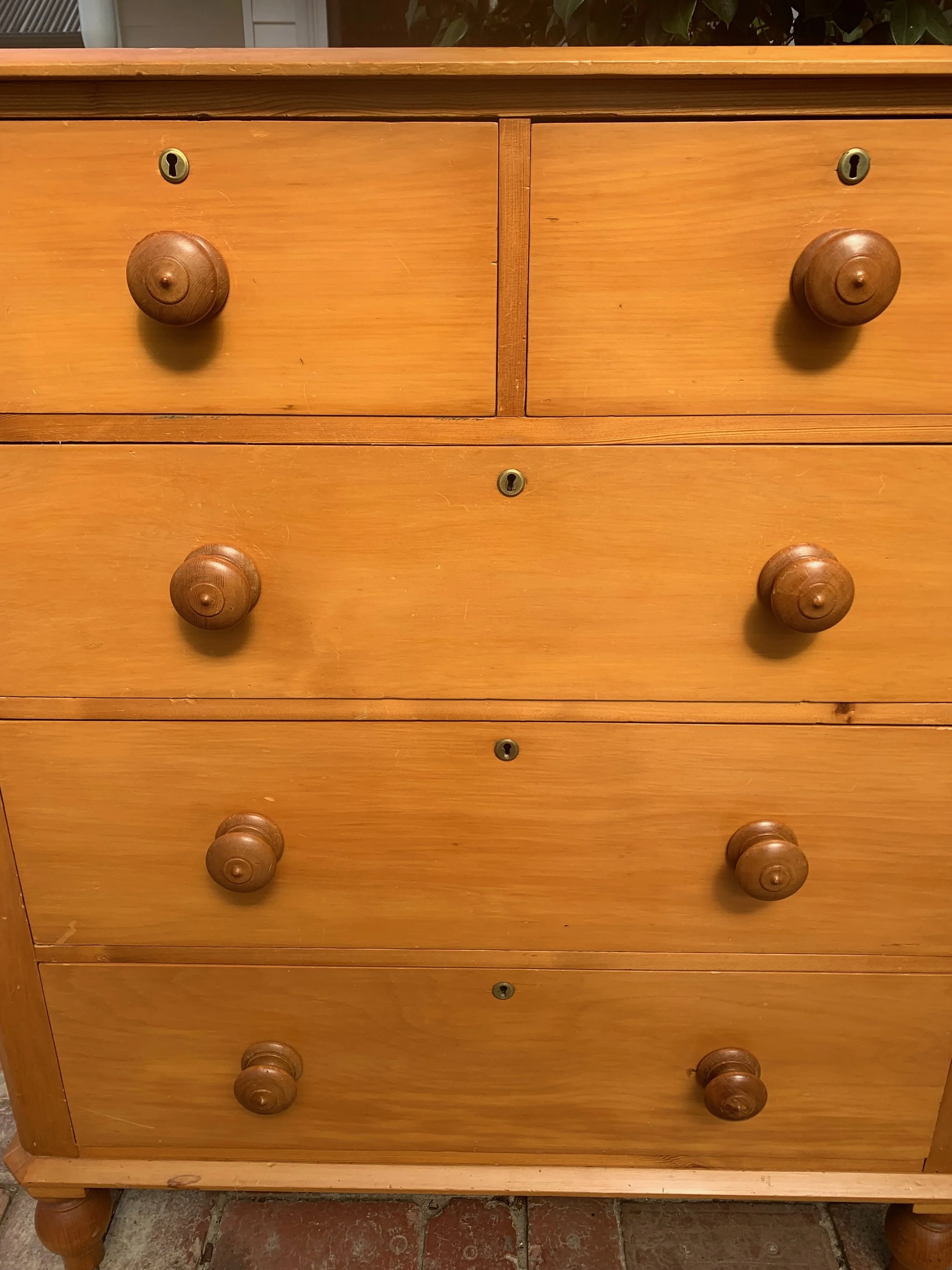 Kauri pine drawer fronts with turned timber knobs, antique Australian colonial chest of drawers, C.1900