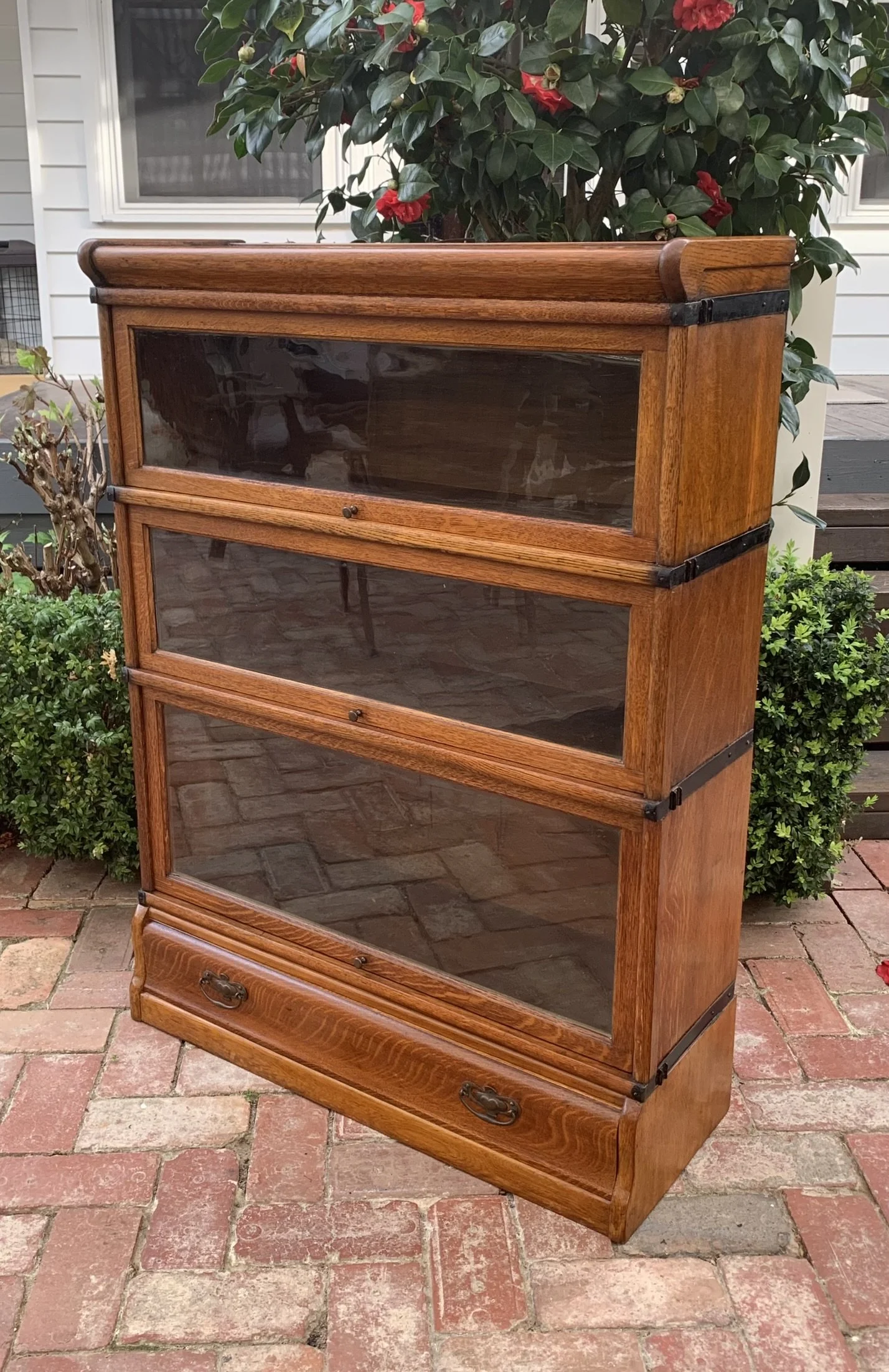Antique English oak Globe Wernicke bookcase, C.1910, glazed lift-front barrister doors, lawyer's stacking bookcase
